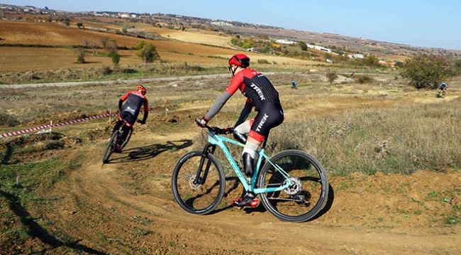 Kazada iki ayağını kaybeden bisikletçinin hedefi milli takım